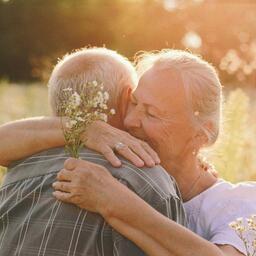 Khó nói tuổi già: Lãng mạn tuổi già: Làm thơ tặng bà, pha trà cho ông, tặng hoa cho nhau