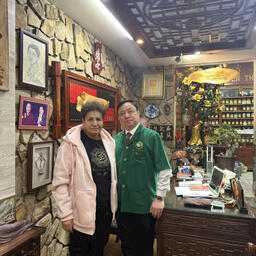 SKCĐ - Nữ tiến sĩ 70 tuổi người Pháp cải thiện sức khỏe sau 1 tháng hỗ trợ điều trị ung thư khoang miệng bằng Nam y