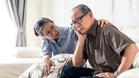 Khó nói tuổi già: Khi một người muốn và một người né tránh