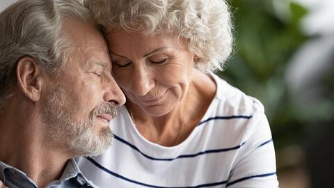 Khó nói tuổi già: Làm thế nào để ông bà yêu thương, chăm sóc nhau hơn?