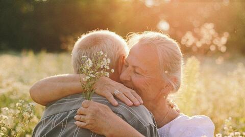 Khó nói tuổi già: Lãng mạn tuổi già: Làm thơ tặng bà, pha trà cho ông, tặng hoa cho nhau