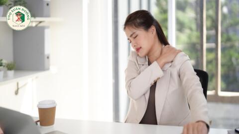 Giải pháp giảm đau mỏi vai gáy cho dân văn phòng