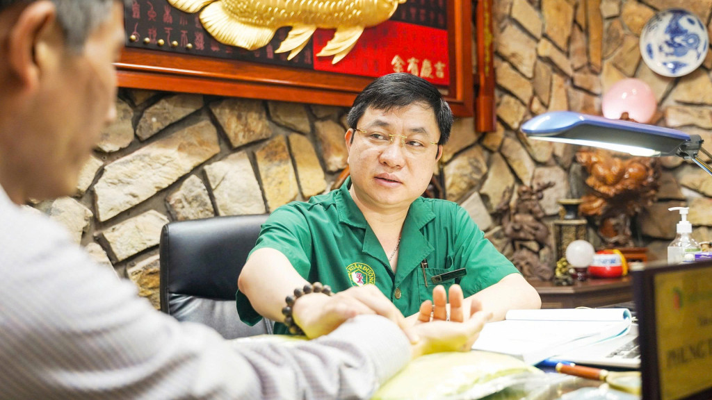 TS. Lương y Phùng Tuấn Giang thăm khám và tư vấn cho bệnh nhân