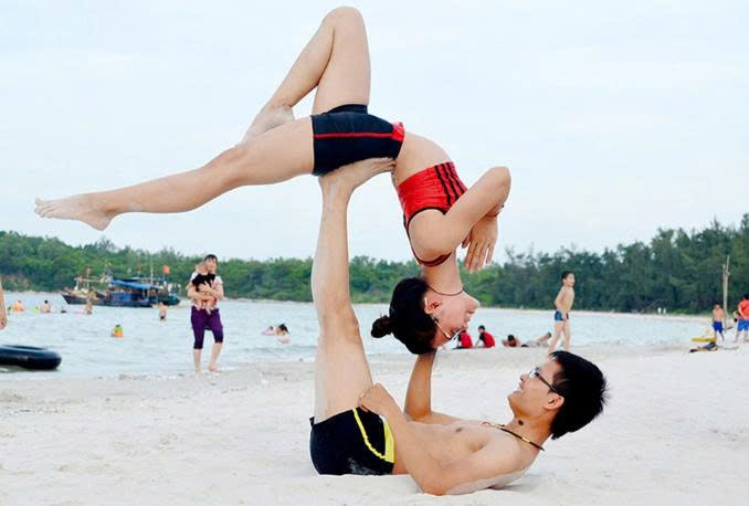 gen-n-cap-doi-huan-luyen-vien-yoga-kim-ba-va-ngoc-anh