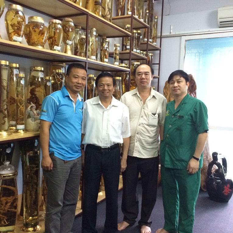 Ông Lê Doãn Hợp Nguyên Bộ trưởng bộ thông tin truyền thông và ông Bùi Sỹ Hoa tổng giám đốc Vietnamnet tới thăm Thọ Xuân Đường